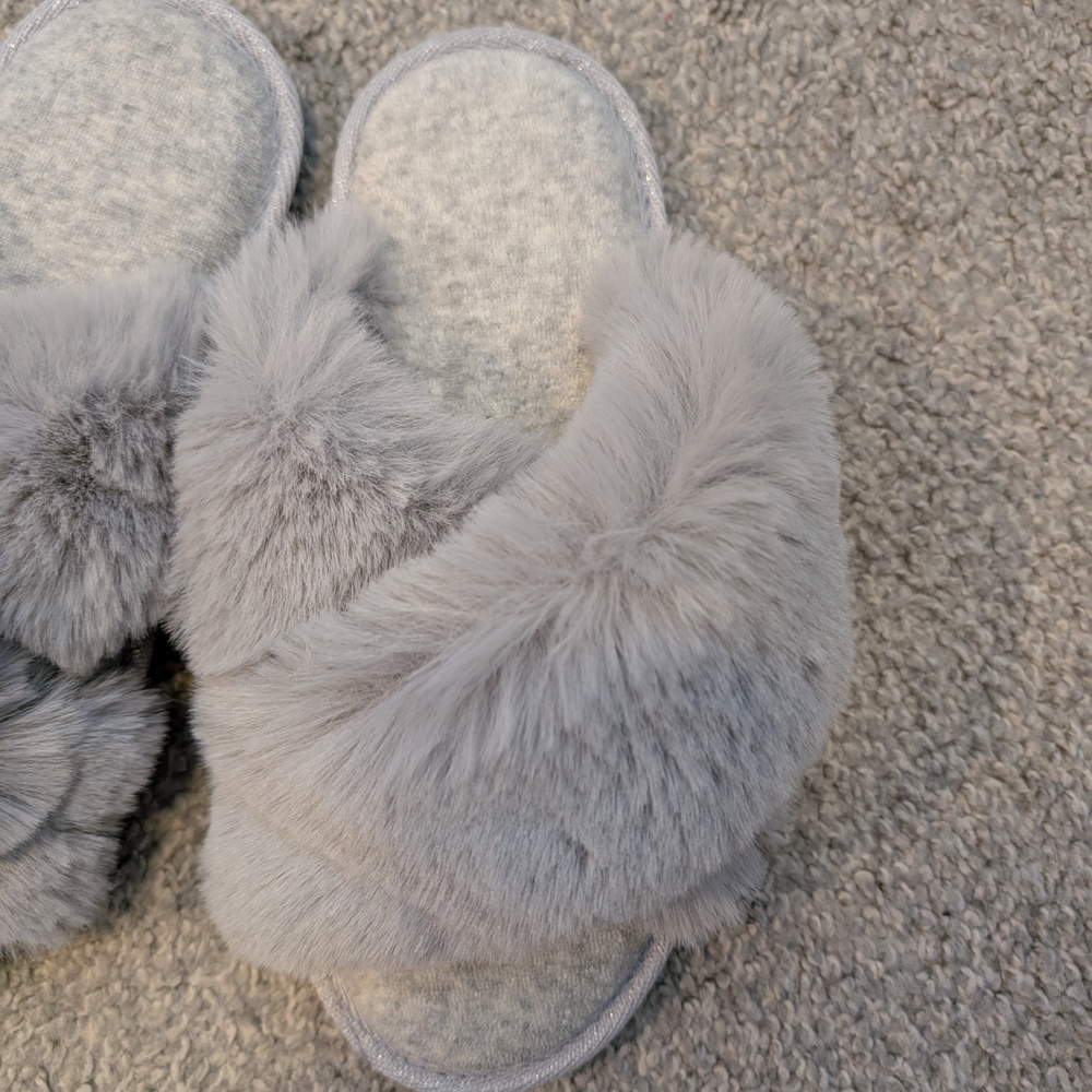 Cozy Gray Faux Fur Women's Slippers - Picture 2 of 7